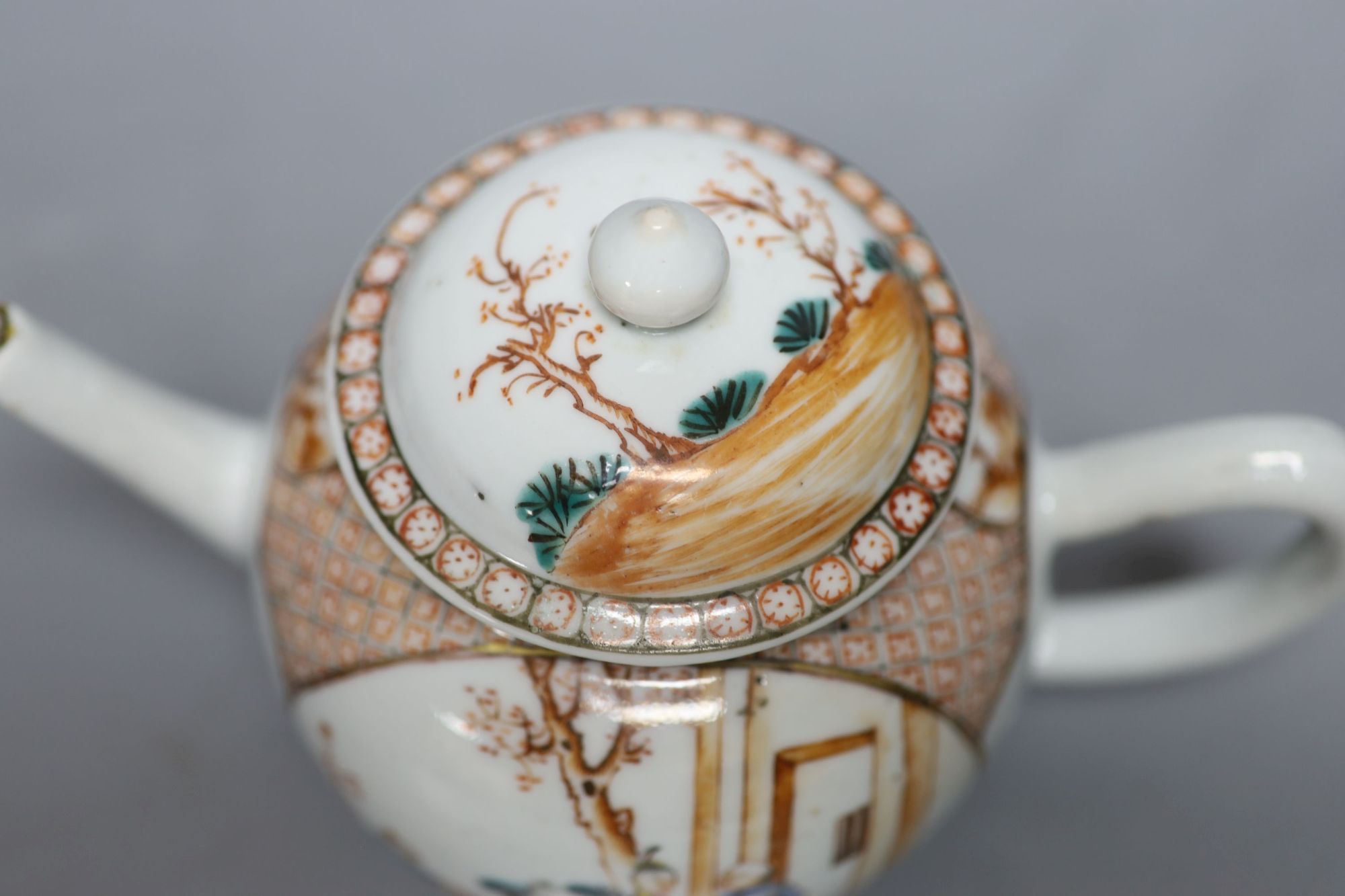 An 18th century Chinese export teapot, Qianlong period, height 15cm